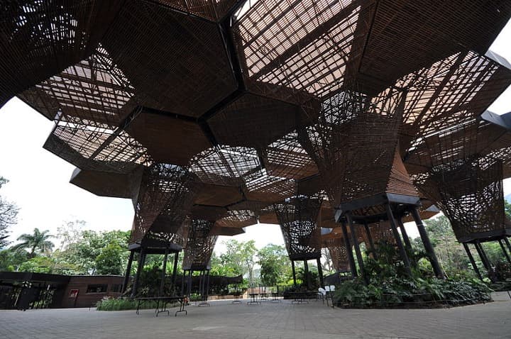 techo marron con placas en forma exagonal, debajo plantas, en el jardín botánico de Joaquín Antonio Uribe