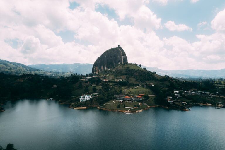 piedra de penol, pueblito debajo, algo que ver en medellin