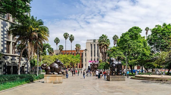 plaza botero, estatuas del artista, arboles. edificios detrás