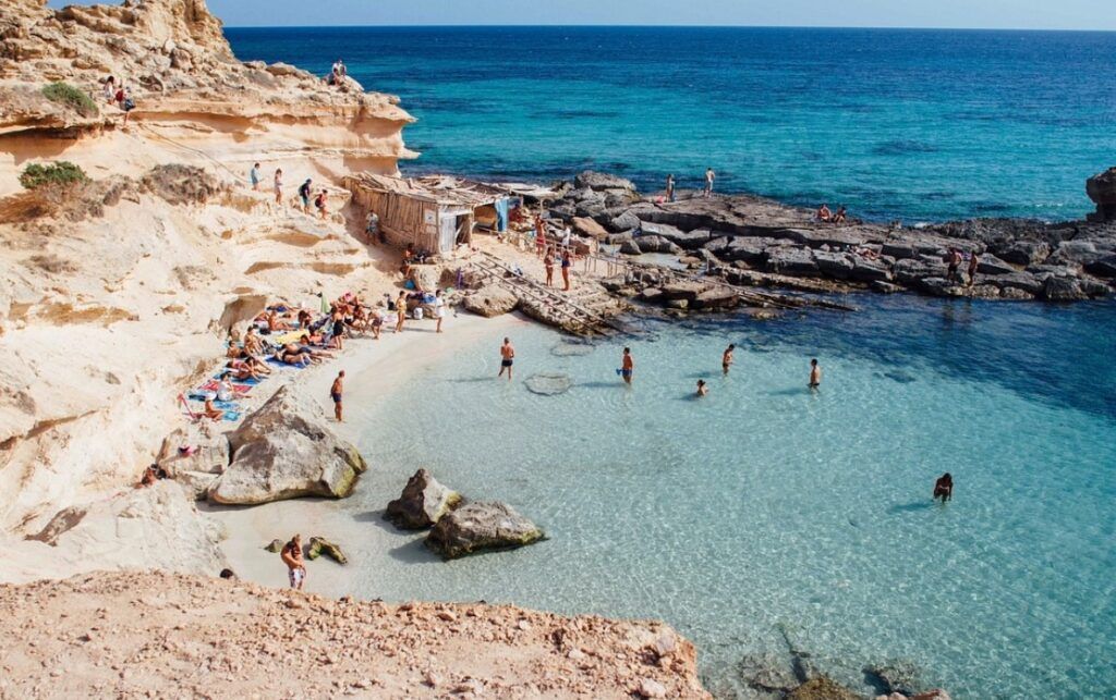 personas bañandose en cala des mort,