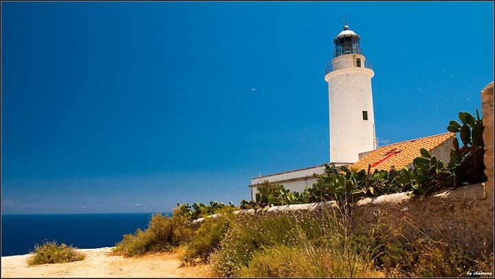 faro balanco y vegetación alrededodr, far de la mola, algo que ver en formentera