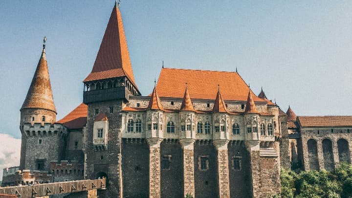 castillo de Corvinilor, con sus techos a punta anaranjados