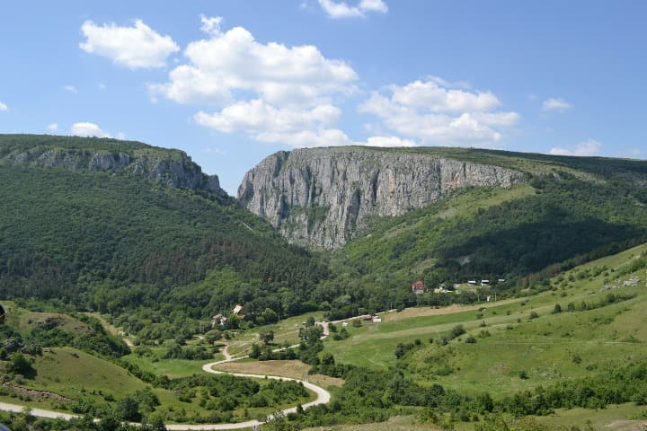 paisaje natural en turda, valle verde con montañas al fondo