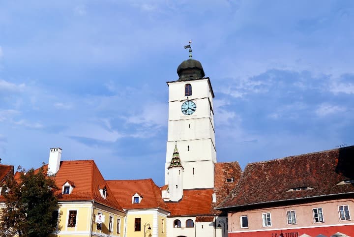 torre turnul sfatului con cúpula y reloj, edificios abajo, en sibiu, rumania