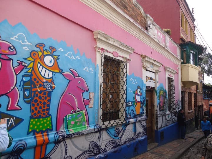 pared con murales en el barrio de la candelaria, algo que ver en bogota