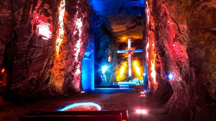 interior de la catedral de sal en Zipaquirá, cerca de bogotá, cruz iluminada