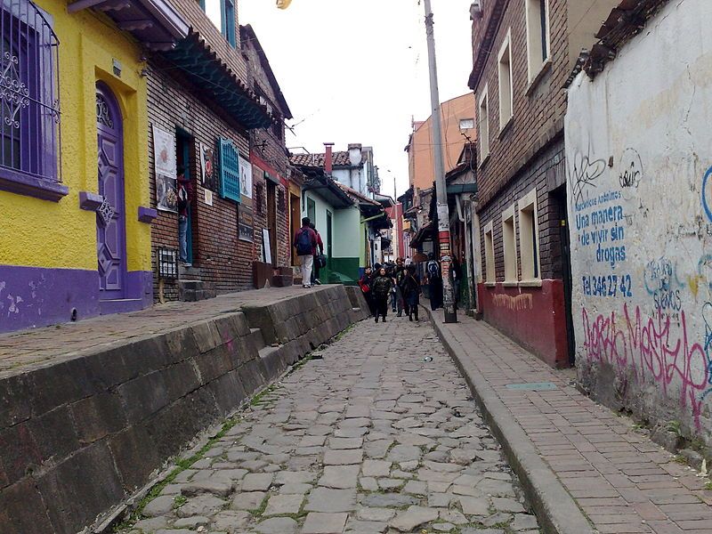 callejuela con casas de colores y paredes con murales en el barrio de chorro de quevedo