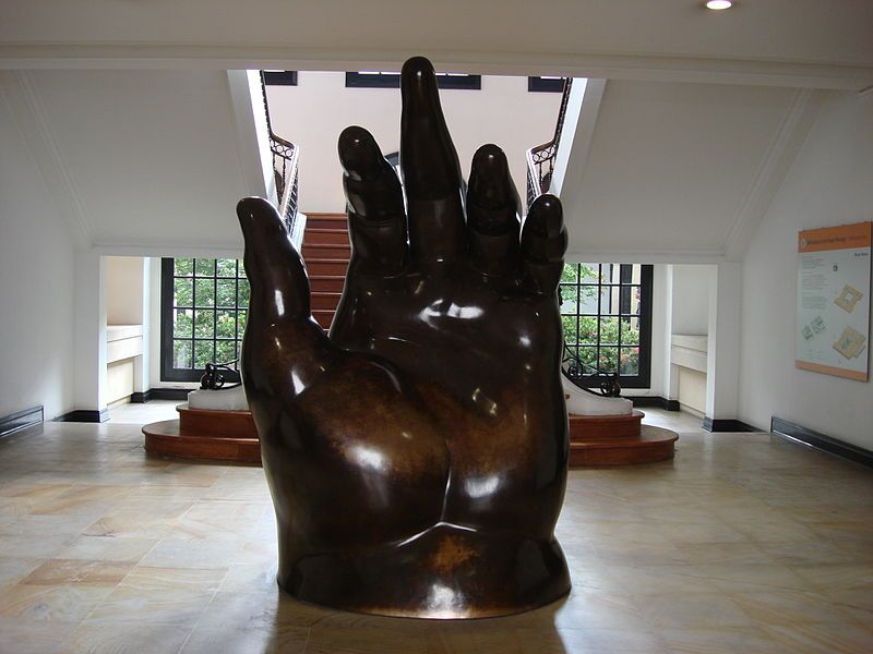 mano gigante, escultura del artista en el museo botero