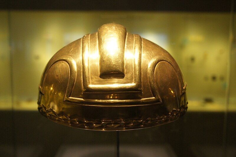 casco antiguo en oro en el museo del oro, algo que ver en bogotá