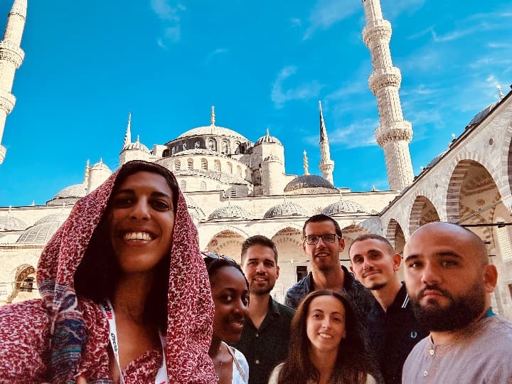 selfie de viajeros weroad delante de la mezquita azul en estambul