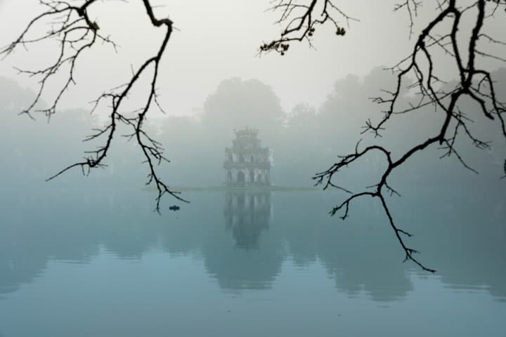 edificio en medio del lago hoan kiem en un dia nublado, algo que ver en hanoi