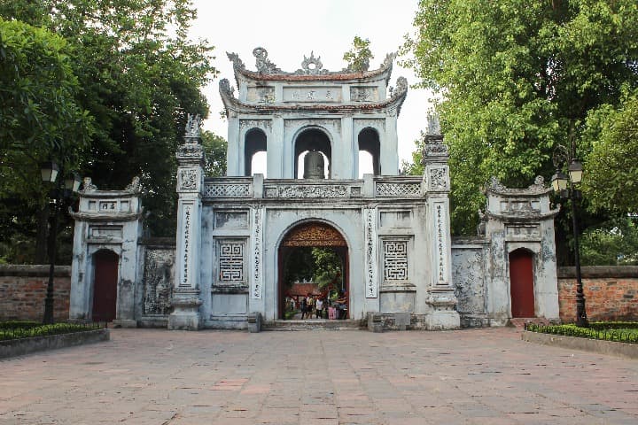 entrada del literature temple, algo que ver en hanoi