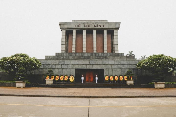 mausoleo de ho chi minh visto desde el exterior, guardias delante, plantas a los lados