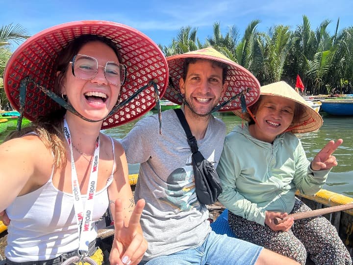 selfie de viajeros we road con sombrero vietnamita encima de una pagoda en hanoi