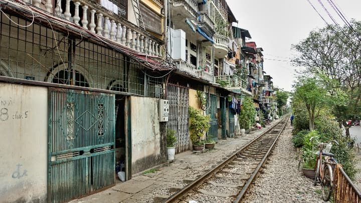 vias del tren al lado de edificios, algo que ver en hanoi