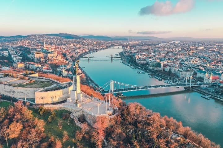 vista aerea de la capital de hungria, mejor epoca para viajar a budapest