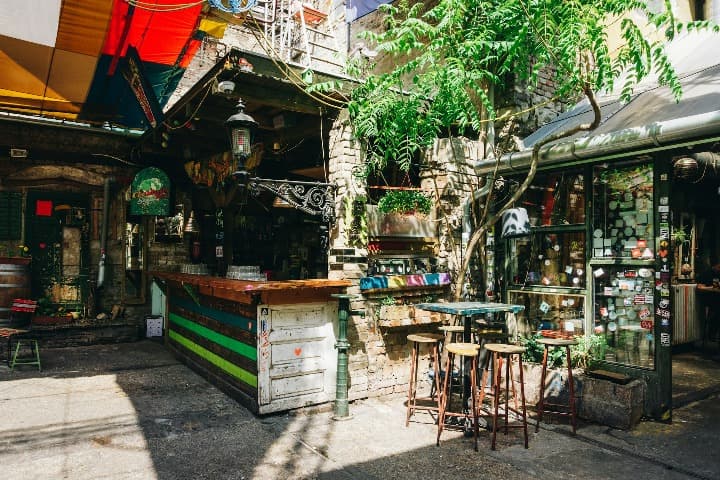 ruin pub, mejor epoca para viajar a budapest