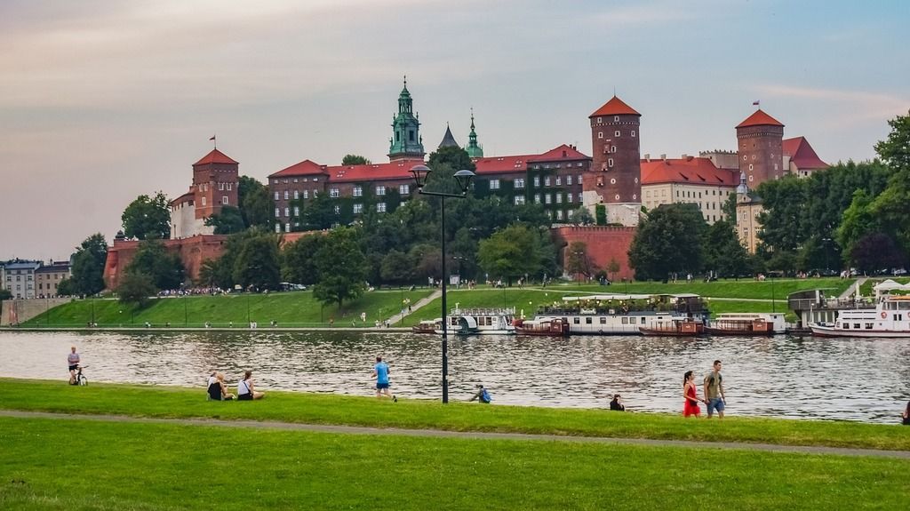 Vista del Castillo Real de Wawel desde el río Vístula en Cracovia, Polonia, al atardecer.