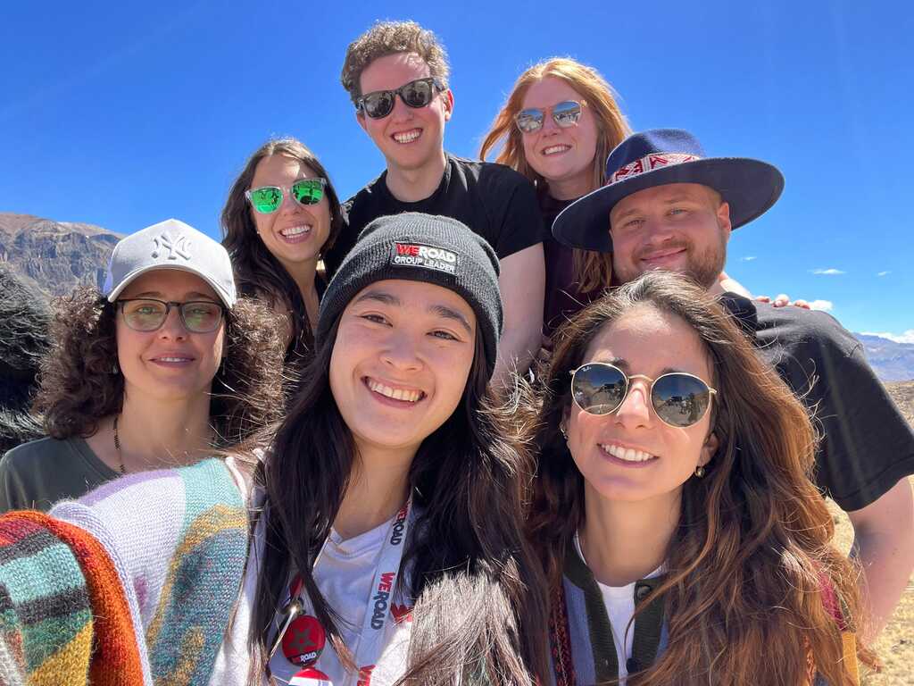 Foto de un viaje organizado por WeRoad en Cracovia, Polonia, con participantes sonriendo en un día soleado.