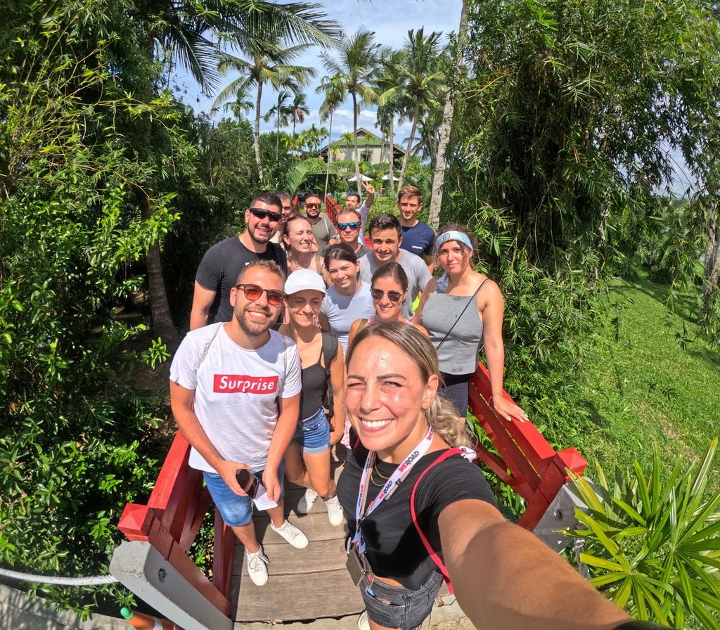 Un grupo de viajeros de WeRoad disfrutando de un viaje organizado en Vietnam, rodeados de exuberante vegetación tropical y un ambiente soleado.