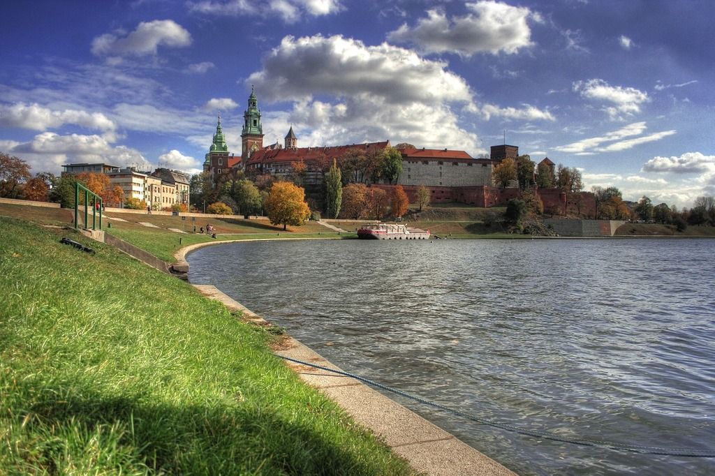 Panorama del Castillo Real de Wawel en Cracovia, Polonia, en un día soleado con el río Vístula en primer plano.