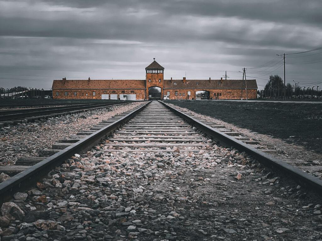 Entrada principal del campo de concentración de Auschwitz en Polonia, un lugar de memoria histórica.