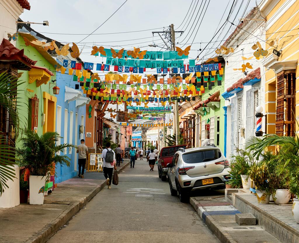 Calle decorada con banderines coloridos en Cartagena de Indias