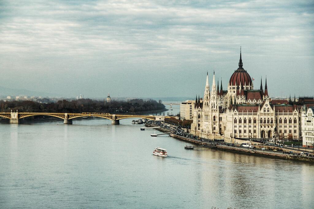 Vista panorámica del Parlamento de Budapest junto al río Danubio y el puente Margarita.