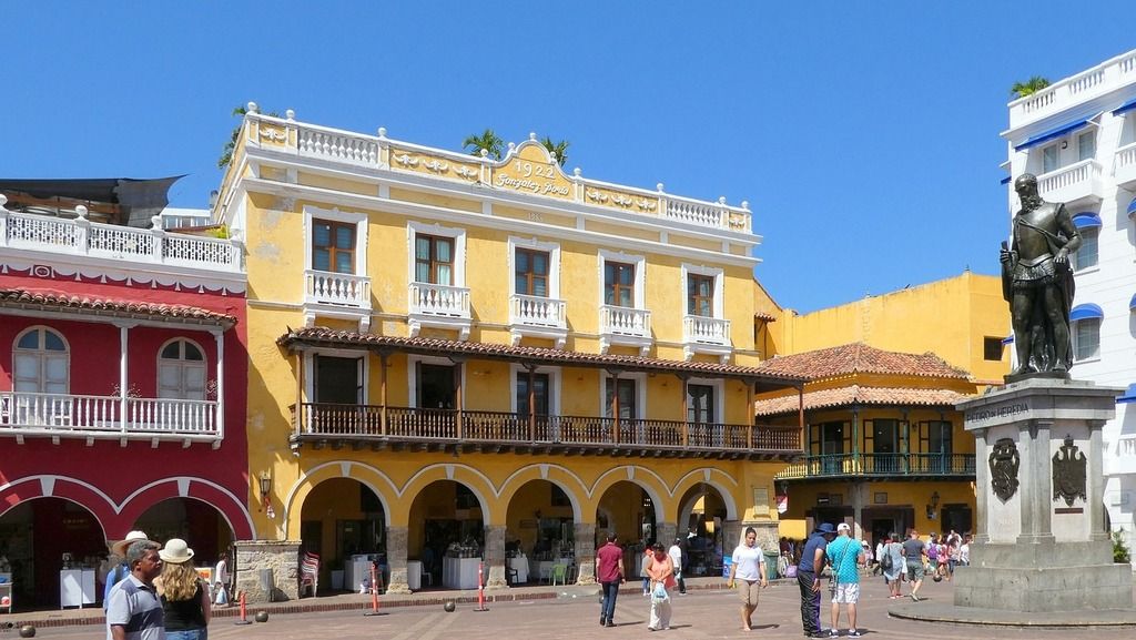 Plaza colorida con edificios coloniales en Cartagena de Indias en Colombia