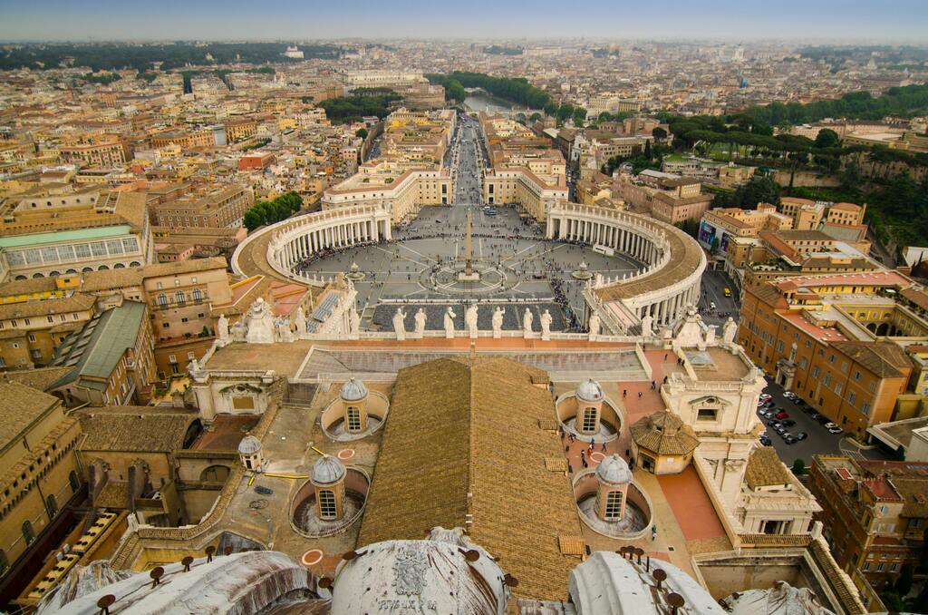 Vista aérea de la Plaza de San Pedro en el Vaticano y su majestuosa columnata.
