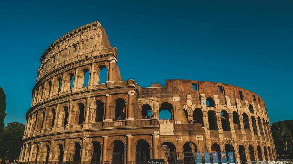 Imagen del Coliseo Romano al atardecer.
