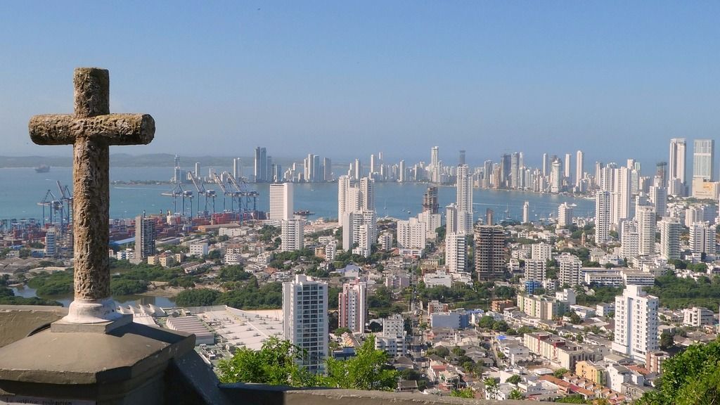 Vista panorámica de Cartagena de Indias con una cruz en primer plano