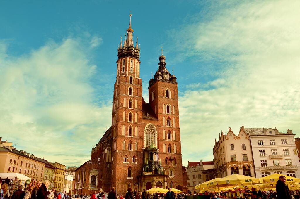 La iglesia de Santa María en la plaza principal de Cracovia, Polonia, destacando su arquitectura gótica.