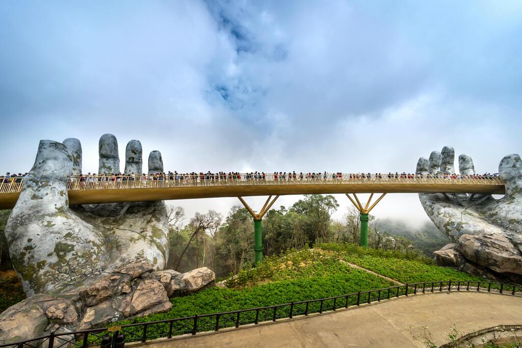 Puente Dorado (Golden Bridge) en Vietnam sostenido por gigantescas manos de piedra entre las nubes.