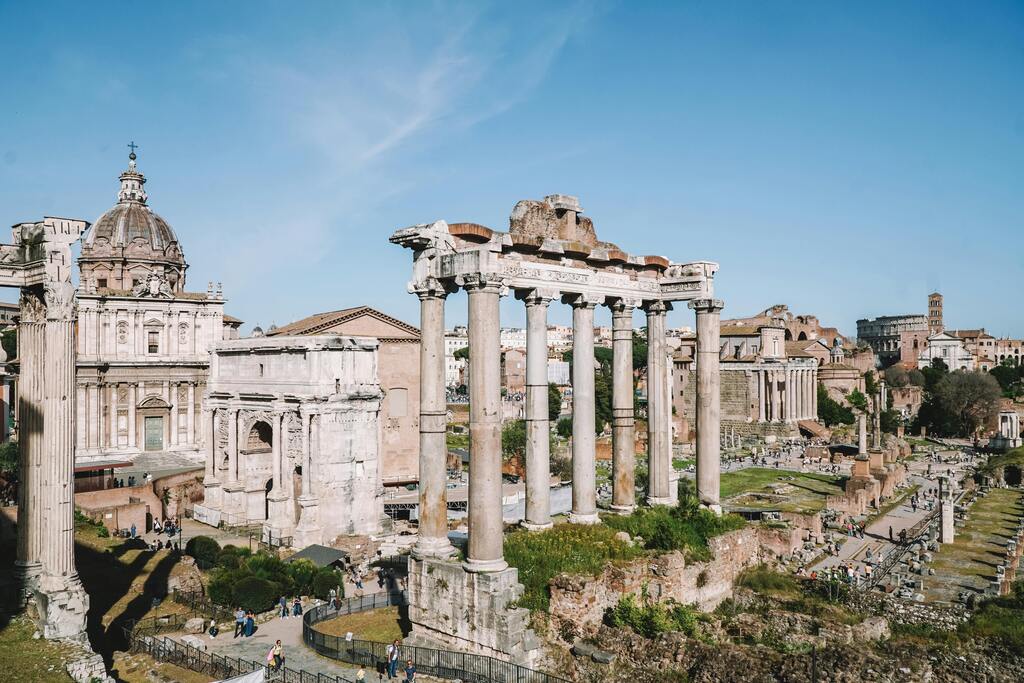 Vista de las ruinas del Foro Romano bajo un cielo despejado.
