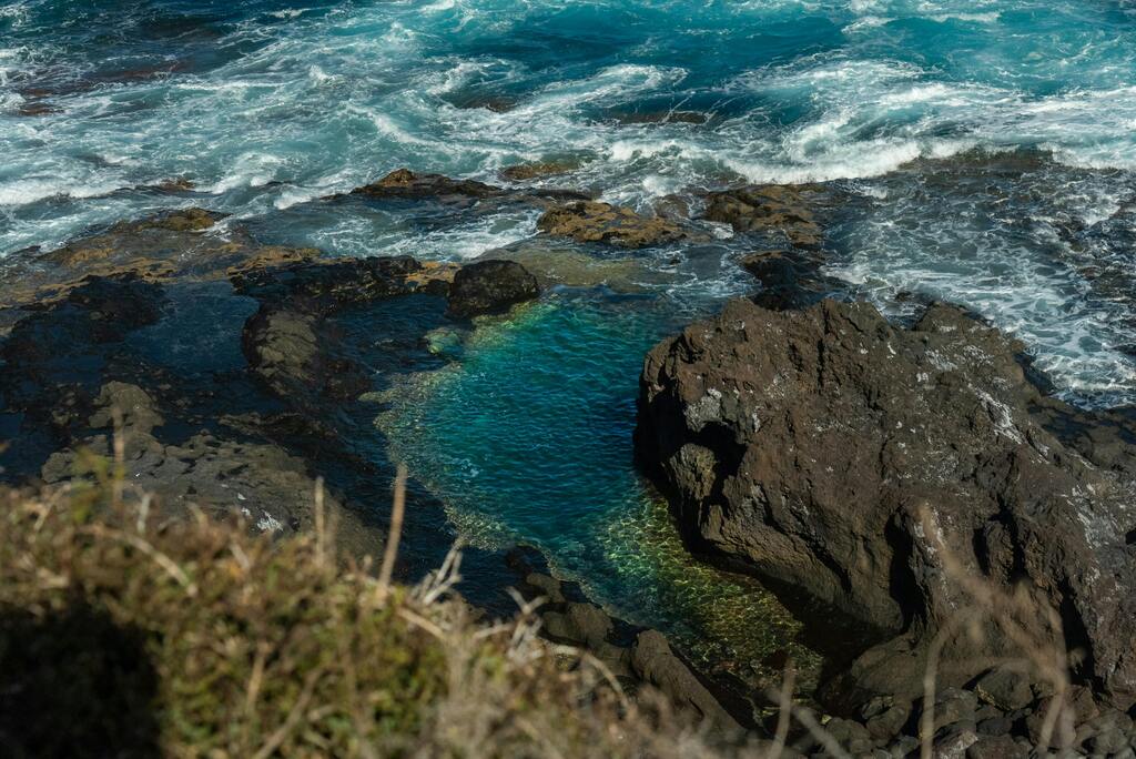 Piscina natural en la costa de Tenerife, formada por rocas volcánicas y aguas cristalinas.