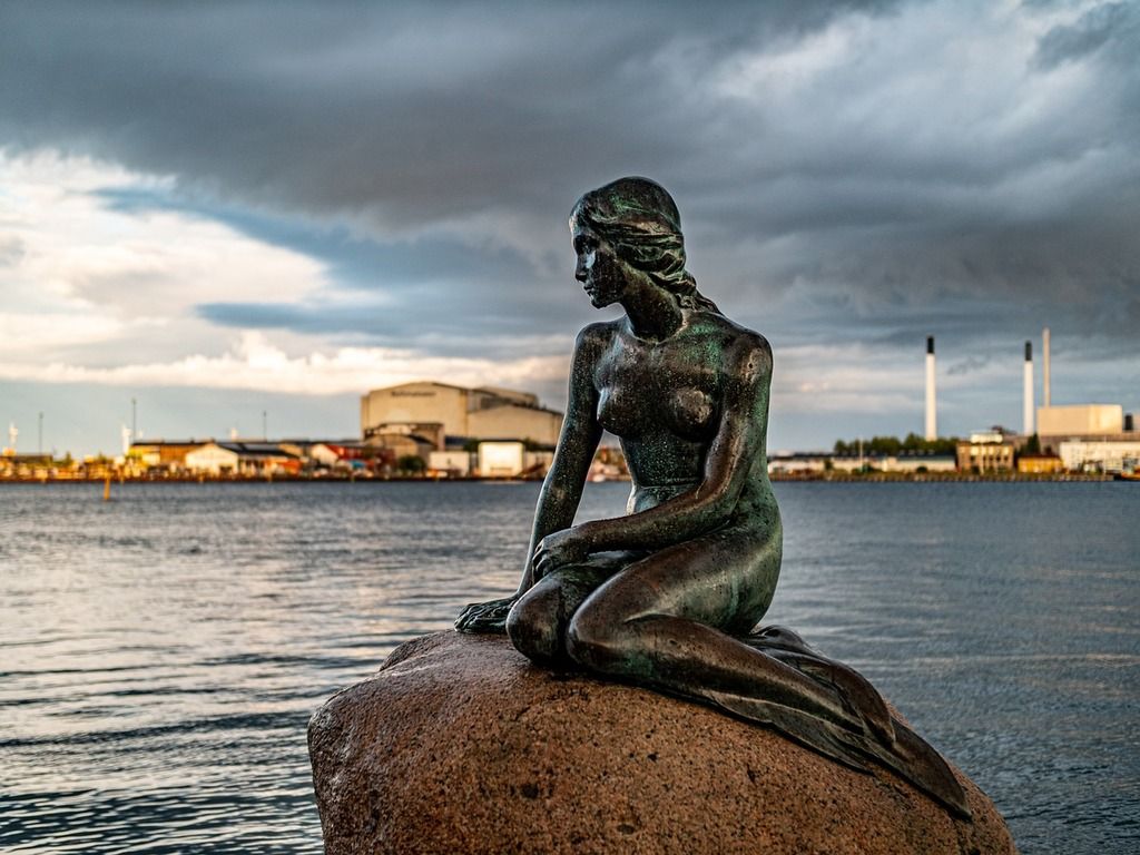 La estatua de La Sirenita en Copenhague, un símbolo icónico de la ciudad.