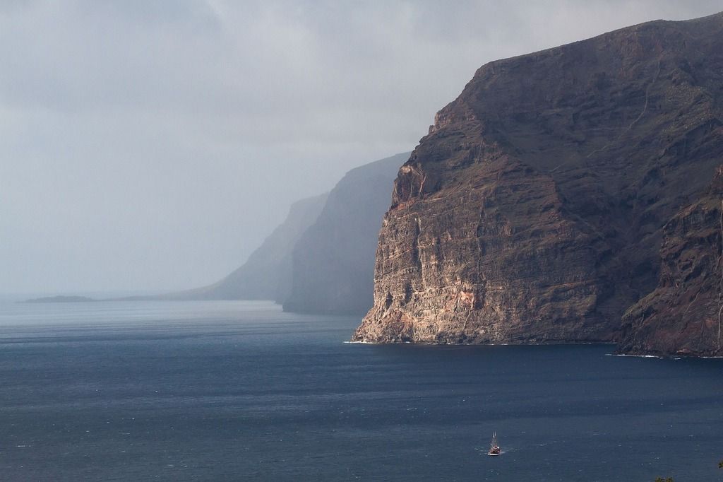 Impresionantes acantilados de Los Gigantes en Tenerife, cayendo dramáticamente al océano Atlántico.