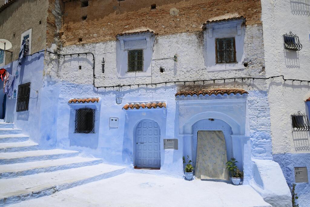 Fachada de una casa pintada de azul en Chefchaouen, Marruecos, conocida como la "Ciudad Azul".