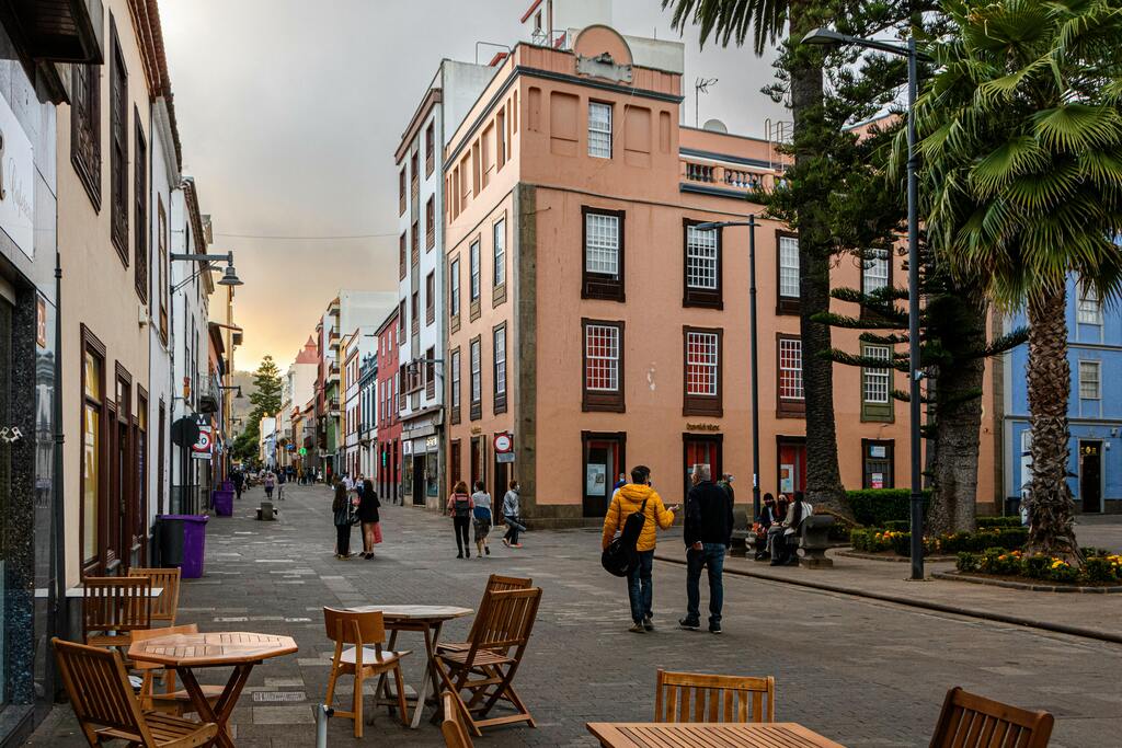 Calle típica de La Laguna, Tenerife, con coloridas fachadas y ambiente tranquilo en el centro histórico.