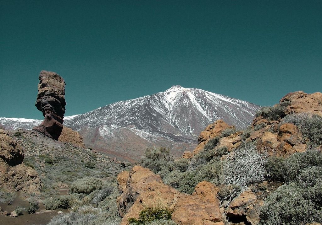 Vista panorámica del monte Teide, el volcán más alto de España, rodeado de un paisaje volcánico único en Tenerife.