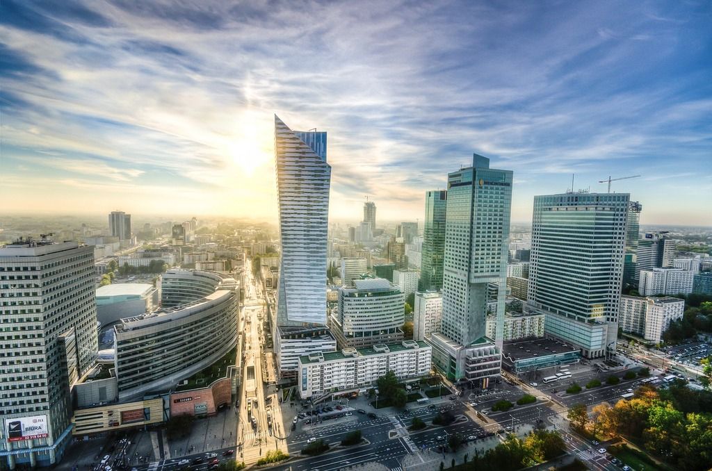 Vista panorámica de los modernos rascacielos en el centro de Varsovia al atardecer.