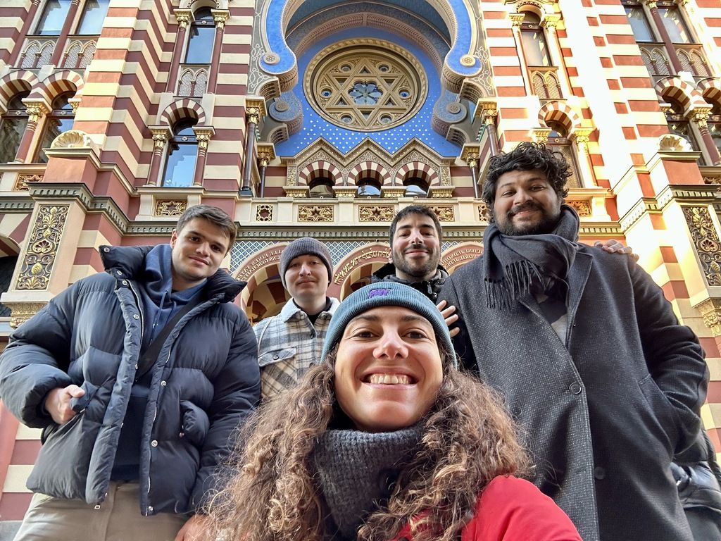 Grupo de viaje WeRoad frente a la Gran Sinagoga de Budapest.