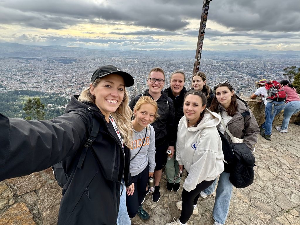 Grupo de viajeros disfrutando de un viaje de WeRoad en Cartagena de Indias