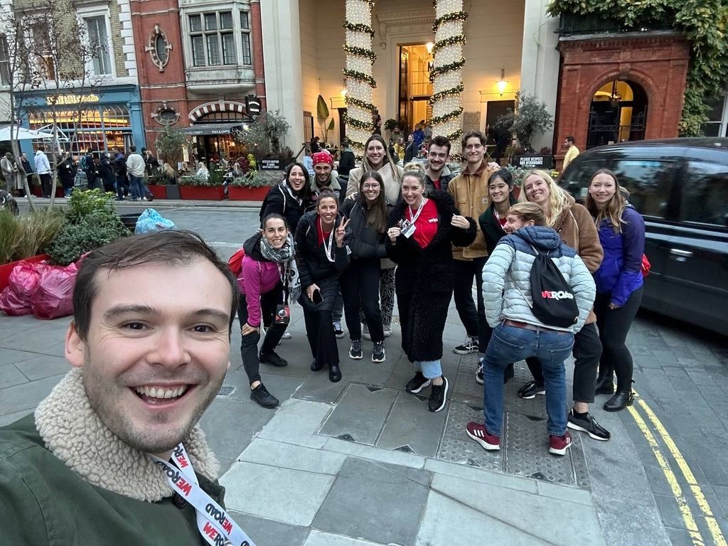 Un grupo de viajeros WeRoad posando felices en Londres durante un viaje organizado.