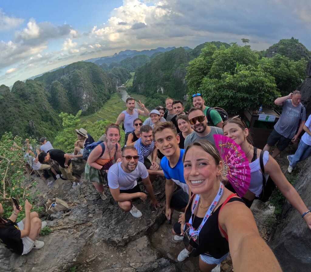 Grupo de viajeros en un viaje organizado por WeRoad en Vietnam, disfrutando de una vista panorámica desde la montaña.