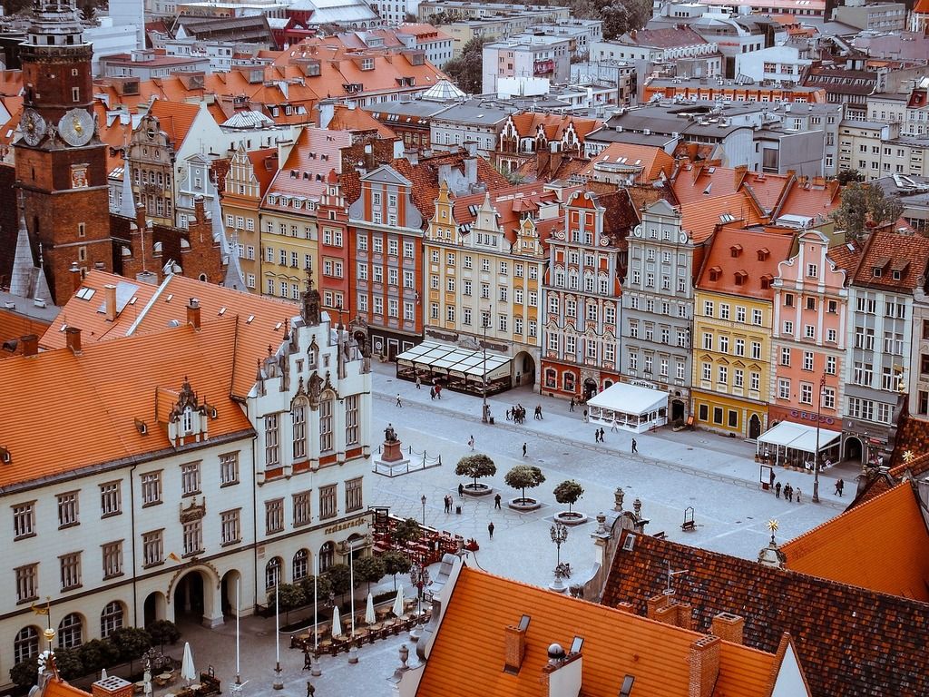 Vista aérea del casco antiguo de Wrocław con sus edificios históricos y vibrantes tejados.