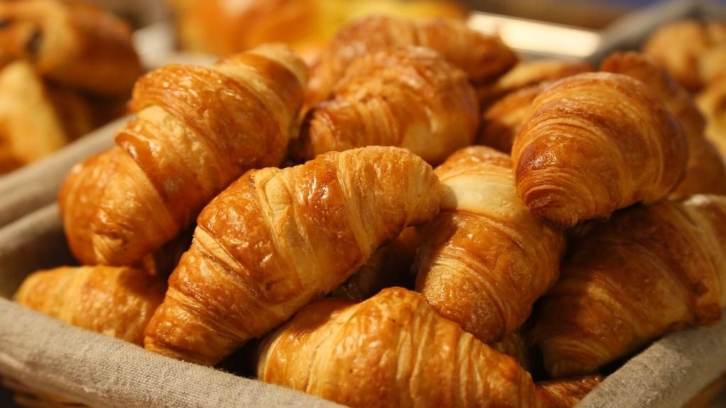 Deliciosos croissants recién horneados, perfectos para un desayuno francés.