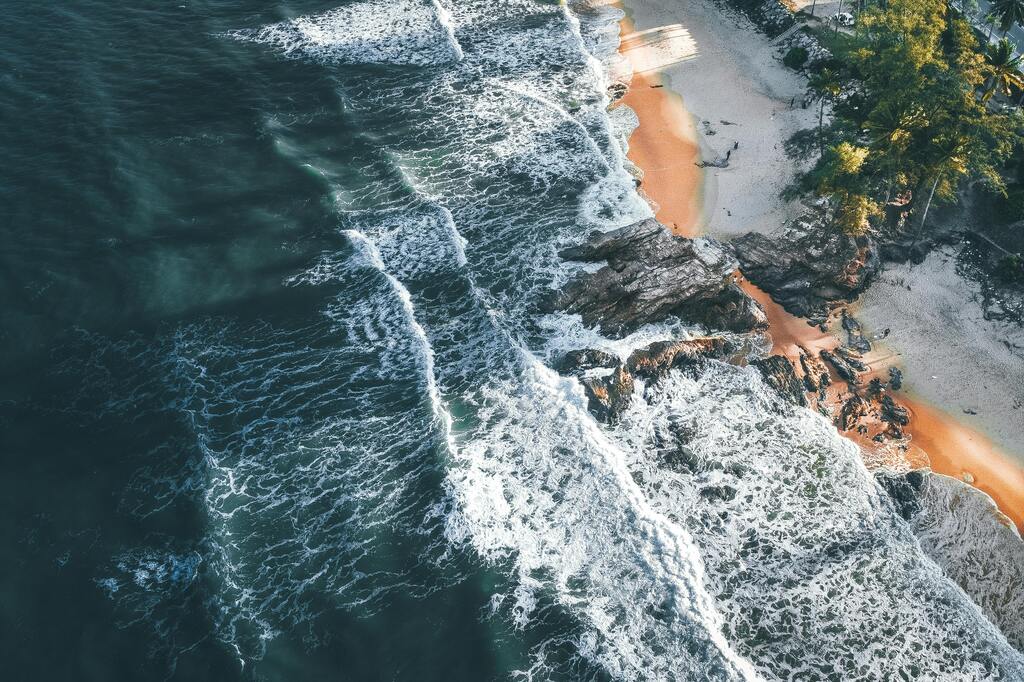 Playa con olas rompiendo en la costa de Malasia.