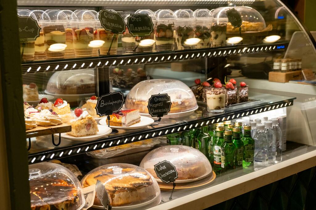 Una vitrina llena de diferentes pasteles y postres en una pastelería de Budapest.